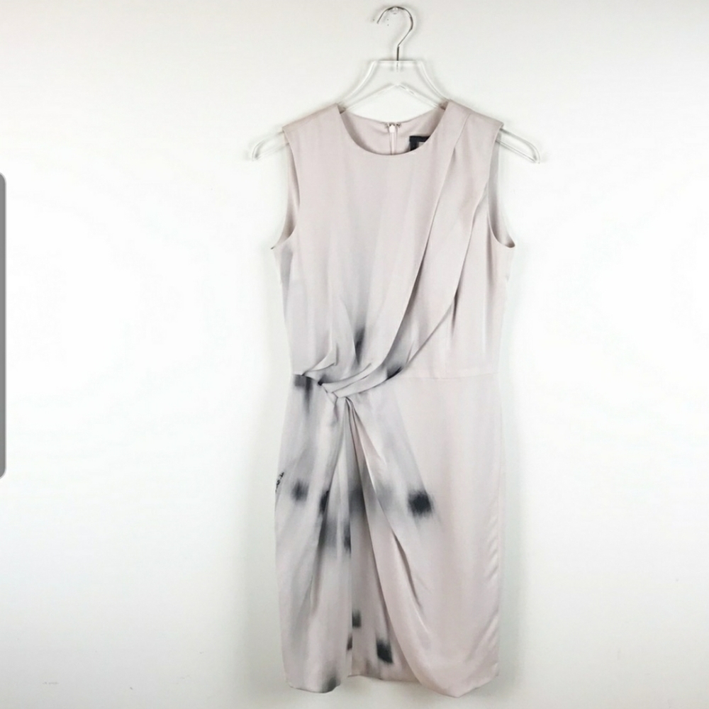 Elegant Sleeveless Dress in Cream and Black
